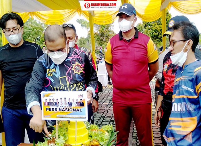 Bupati Karimun, Aunur Rafiq saat memotong tumpeng